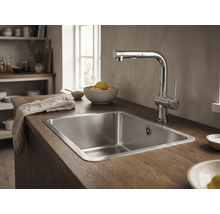 Spültisch mit Armatur in einer hellen Küche