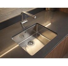 Edelstahlspüle mit Wasserhahn in einer Küchenarbeitsplatte