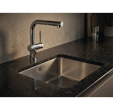 Robinet d'évier avec évier dans un plan de travail de cuisine