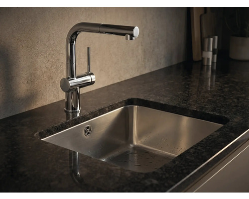 Robinet d'évier avec évier dans un plan de travail de cuisine