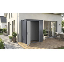 Armoire de jardin en métal avec portes ouvertes sur une terrasse.