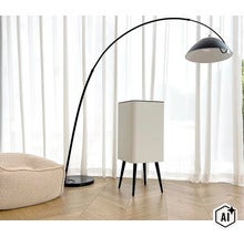 Un purificateur d air moderne sur pieds fins à côté d un lampadaire arqué dans un salon lumineux avec un sol en parquet. (Image AI modified or generated)