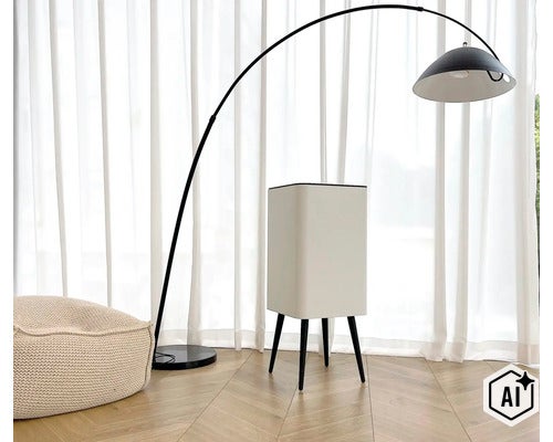 Un purificateur d air moderne sur pieds fins à côté d un lampadaire arqué dans un salon lumineux avec un sol en parquet. (Image AI modified or generated)