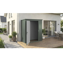 Abri de jardin métallique avec portes ouvertes sur une terrasse