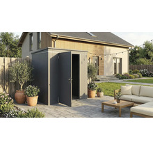 Armoire de jardin métallique avec portes ouvertes dans un jardin avec maison, plantes et mobilier de jardin.