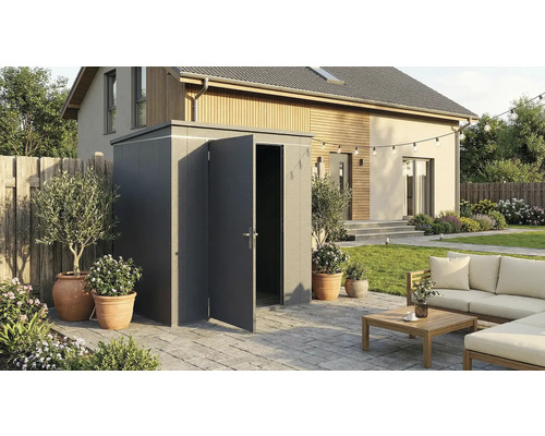 Armoire de jardin métallique avec portes ouvertes dans un jardin avec maison, plantes et mobilier de jardin.