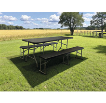 Schwarzes Gartentisch- und Bankset auf Rasen