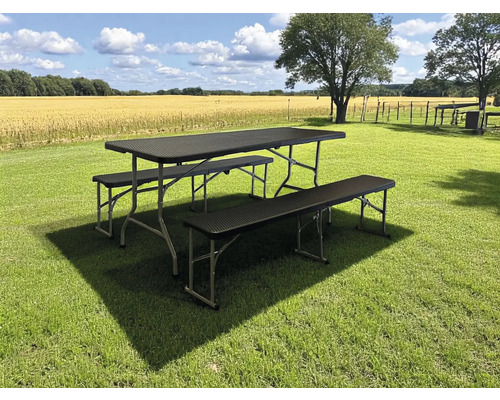 Schwarzes Gartentisch- und Bankset auf Rasen
