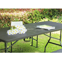 Klapptisch für den Garten mit Blumen und Zeitschriften