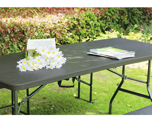 Klapptisch für den Garten mit Blumen und Zeitschriften