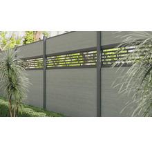 Clôture brise-vue moderne composée de panneaux gris avec un élément décoratif horizontal et des poteaux sombres dans un jardin lumineux.
