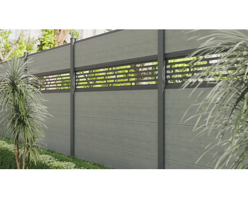 Clôture brise-vue moderne composée de panneaux gris avec un élément décoratif horizontal et des poteaux sombres dans un jardin lumineux.