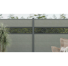 Clôture de jardin grise moderne en composite bois-plastique avec insert décoratif, poteau, plante et fauteuil.