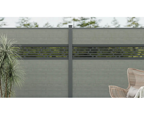 Clôture de jardin grise moderne en composite bois-plastique avec insert décoratif, poteau, plante et fauteuil.