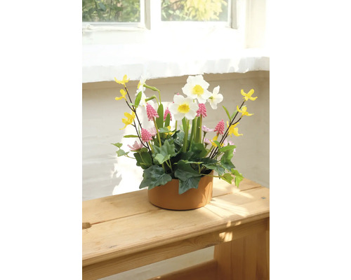 Gesteck mit Narzissen, Traubenhyazinthen und künstlichen Blättern im Topf