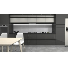 Moderne Küche mit Einbauschränken, Tisch und Stühlen