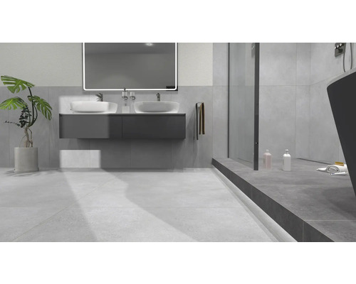 Modernes Badezimmer mit Waschtisch, Spiegel, Dusche und Badewanne.