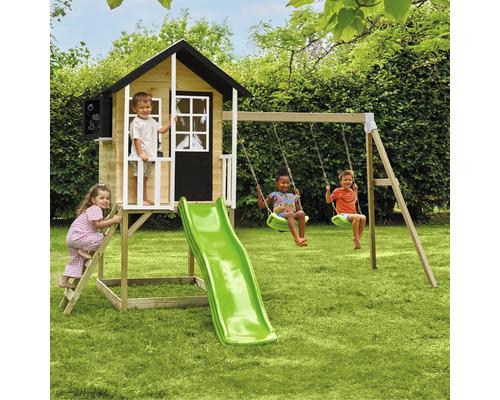 Kinderspielplatz mit Spielhaus, Schaukel und Rutsche im Garten