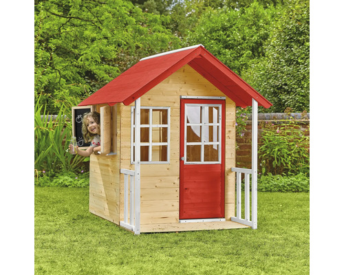 Spielhaus aus Holz mit rotem Dach und Tür im Garten mit Kind am Fenster