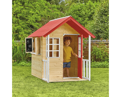 Holzspielhaus mit rotem Dach und einem Kind im Eingang