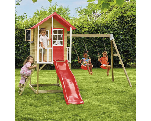 Spielhaus mit Schaukel und Rutsche für Kinder im Garten.