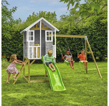 Spielplatz mit Spielhaus, Rutsche und Schaukel für Kinder im Garten.