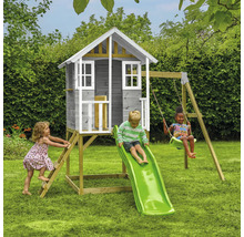 Spielhaus mit Rutsche und Schaukel für Kinder im Garten.