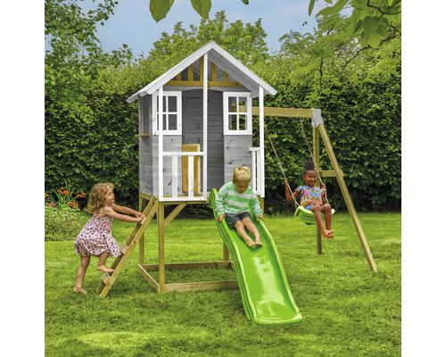 Spielhaus mit Rutsche und Schaukel für Kinder im Garten.