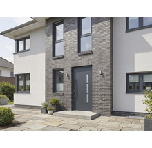 Modernes Haus mit grauem Backstein, Haustür und Fenstern