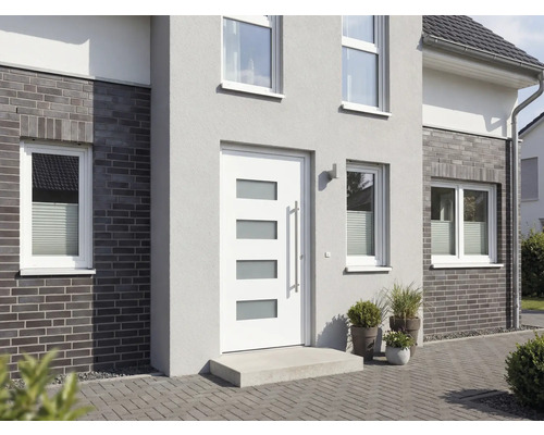 Fassade eines Hauses mit Haustür und Fenstern