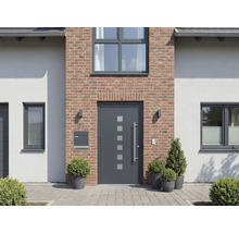 Façade d'une maison avec porte d'entrée, fenêtres, boîte aux lettres et éclairage extérieur