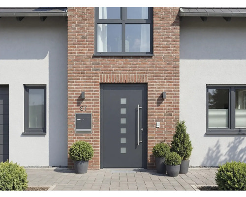 Façade d'une maison avec porte d'entrée, fenêtres, boîte aux lettres et éclairage extérieur