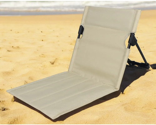 Chaise de plage en tissu sur sable