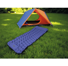 Aufblasbare blaue Isomatte vor einem Zelt auf einer Wiese.