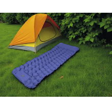 Aufblasbare Isomatte und Zelt auf Rasen für Campingausrüstung