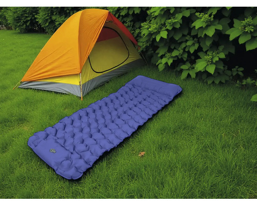 Aufblasbare Isomatte und Zelt auf Rasen für Campingausrüstung