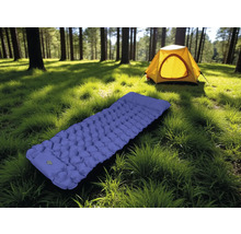 Aufblasbare Isomatte mit Zelt im Wald