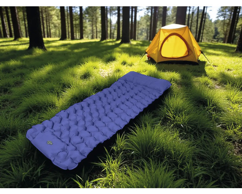 Aufblasbare Isomatte mit Zelt im Wald