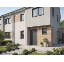 Maison moderne avec porte d'entrée, fenêtres et façade grises avec éléments en briques