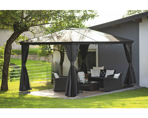 Gartenszene mit Pavillon, Sitzgruppe und Dekoration auf Rasenfläche.