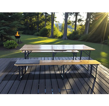 Ensemble table de bière sur une terrasse avec barbecue en arrière-plan.