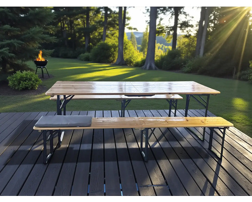 Ensemble table de bière sur une terrasse avec barbecue en arrière-plan.