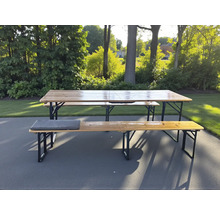 Ensemble de tables de brasserie avec table en bois et bancs en bois dans le jardin