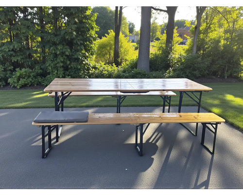Ensemble de tables de brasserie avec table en bois et bancs en bois dans le jardin
