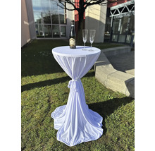 Stehtisch mit weisser Husse, Flasche und zwei Sektgläsern im Aussenbereich