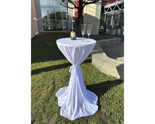 Stehtisch mit weisser Husse, Flasche und zwei Sektgläsern im Aussenbereich