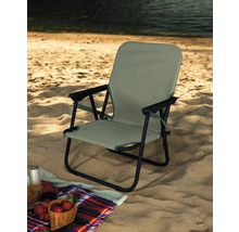 Chaise pliante en métal et tissu sur une surface sableuse