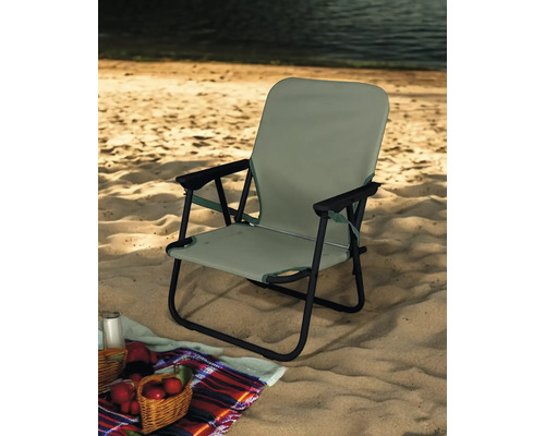 Chaise pliante en métal et tissu sur une surface sableuse