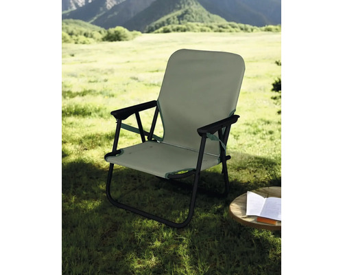 Chaise de camping avec accoudoirs et livre sur une table