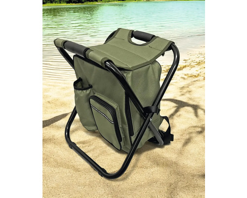 Rucksackstuhl mit Taschen auf Sand